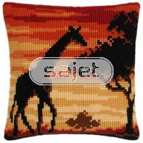 kruissteekkussen giraffe bij zonsondergang