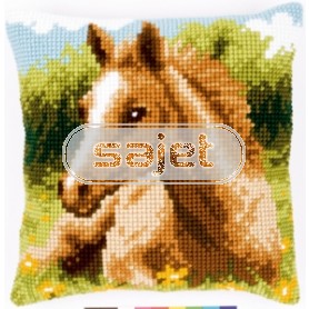 kruissteekkussen paard liggend in de wei