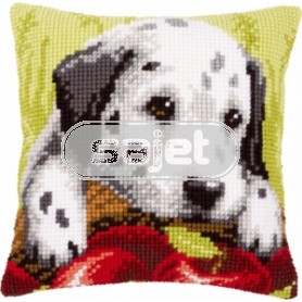 kruissteekkussen dalmatiër bij mand met appels