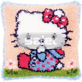 knoopkussen hello kitty, in het gras