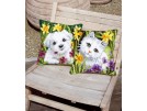 kruissteekkussen westie in narcissenveld