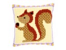 kruissteekkussen in het bos, eekhoorn met eikel
