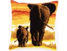 kruissteekkussen olifant met jong bij avondzon