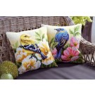 kruissteekkussen blauwe vogel met wilde rozen